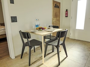 Möbel, Flooring, Holz, Fussboden, Tabelle, Stuhl, Interior Design, Küche & Esszimmer Tisch, Esszimmer, Holzbeize