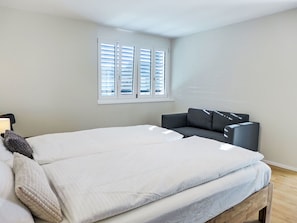 Bett, Schlafzimmer, Interior Design, Möbel, Holz, Fussboden, Flooring, Bedding, Bettdecke, Decke