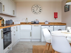 Möbel, Holz, Interior Design, Cabinetry, Küche, Flooring, Countertop, Schrank, Zimmer, Holzbeize