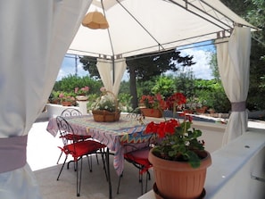 Outdoor dining