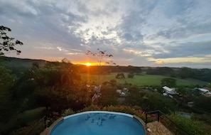 Sonnenaufgang am Pool der Villa Hermosa Claudia