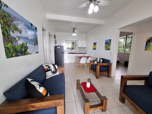 Wohnzimmer mit Küche und Essbereich