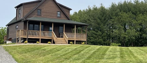 Alum Ridge Retreat - a new construction for your stay in the NRV