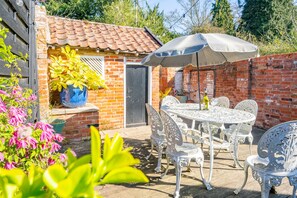 5 Mill Cottage, Yoxford: A private garden with seating for six guests