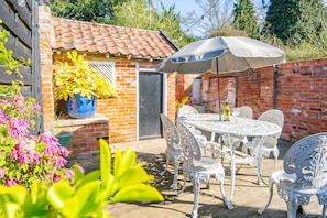5 Mill Cottage, Yoxford: A private garden with seating for six guests