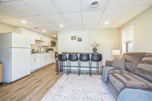 livingroom/bar table with 4 barstools