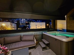 Outdoor spa tub