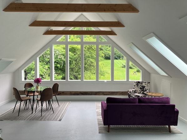 Spacious, sun-filled1-room studio with gorgeous garden view