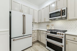 Fully equipped kitchen: toaster, blender, 4-in-1 Cuisinart coffee maker; drip coffee-serves 12, single serve-cups compatible with/ most pods, single or double espresso shots, & steam wand, hand-held can opener, kettle, pots & pans, etc.