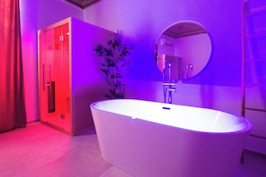 Private spa tub