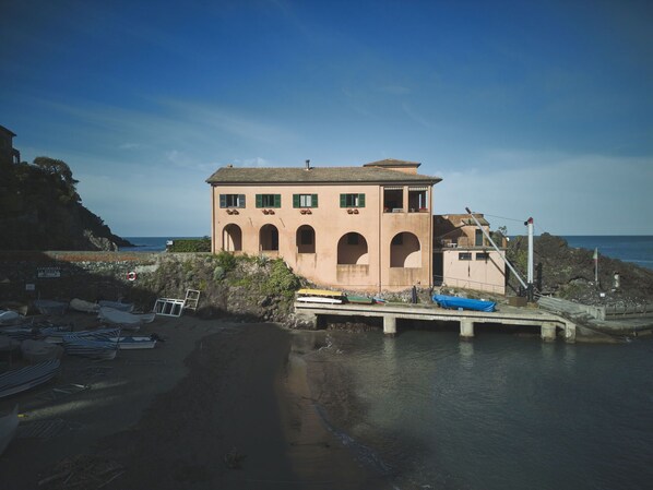 Activities, Balcony / Terrace / Patio, Building Exterior, Facilities, Garden, Kitchen, Main Entrance, Spring, Summer