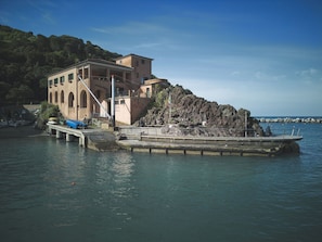 Activities, Balcony / Terrace / Patio, Building Exterior, Facilities, Garden, Kitchen, Main Entrance, Spring, Summer