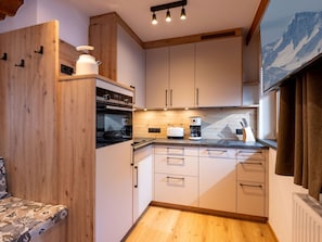 Bois, Cuisine, Meubles, Comptoir, Principaux Appliance, Design Intérieur, Cabinetry, Appareil De Cuisine, Pièce, Évier