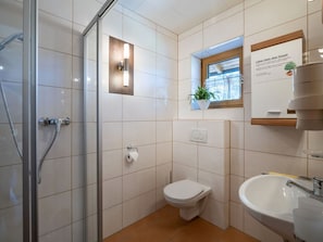 Flooring, Interior Design, Armatur, Badezimmer, Fussboden, Bad Sink, Sinken, Decke, Zapfhahn, Installation