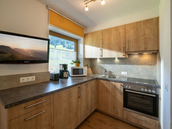 Interior Design, Holz, Countertop, Cabinetry, Flooring, Küche, Decke, Zimmer, Küchengerät, Major Appliance