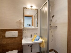 Badezimmer, Wand, Interior Design, Flooring, Fussboden, Armatur, Bad Sink, Spiegel, Sinken, Zimmer