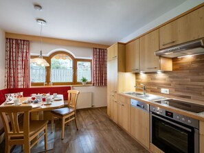 Interior Design, Flooring, Fussboden, Küche, Decke, Wohnung, Zimmer, Countertop, Cabinetry, Holzbeize