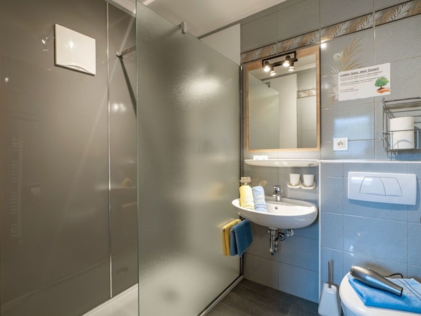 Interior Design, Fussboden, Flooring, Zimmer, Decke, Armatur, Wohnung, Installation, Dusche, Badezimmer