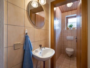 Badezimmer, Bad Sink, Flooring, Armatur, Interior Design, Fussboden, Holz, Sinken, Zapfhahn, Spiegel