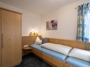 Interior Design, Möbel, Zimmer, Decke, Schlafzimmer, Bilderrahmen, Bett, Holzbeize, Bettrahmen, Hartholz