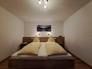 Mur, Design Intérieur, Bois, Sol, Plafond, Sol, Chambre, Lit, Meubles, Pièce
