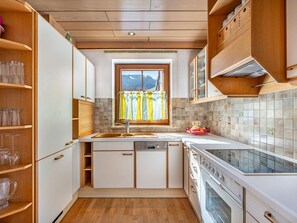 Küche, Holz, Flooring, Countertop, Interior Design, Decke, Cabinetry, Küchengerät, Fussboden, Zuhause