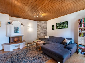 Möbel, Interior Design, Couch, Flooring, Decke, Wohnzimmer, Holz, Fussboden, Zimmer, Beleuchtung