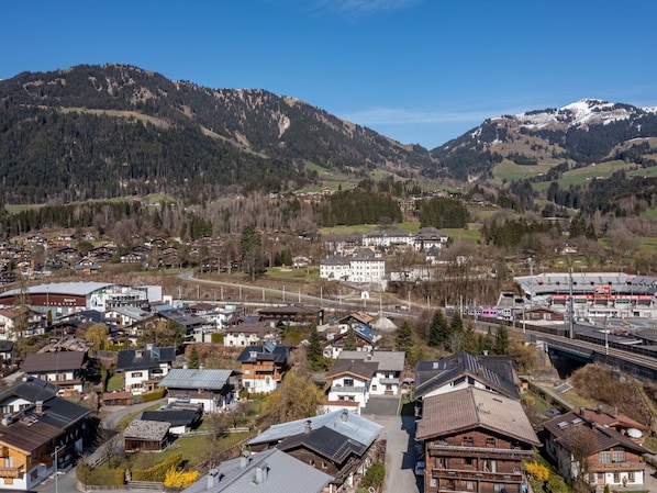 Landschaft, Bergstation, Steigung, Gebirge, Geologisches Phänomen, Winter, Dorf, Schnee, Senke, Alpen