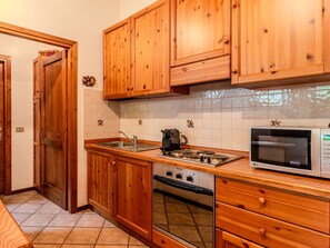 Holz, Interior Design, Cabinetry, Küche, Flooring, Zimmer, Holzbeize, Fussboden, Schublade, Möbel