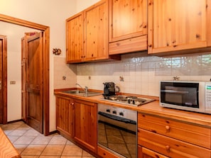 Holz, Interior Design, Cabinetry, Küche, Flooring, Zimmer, Holzbeize, Fussboden, Schublade, Möbel