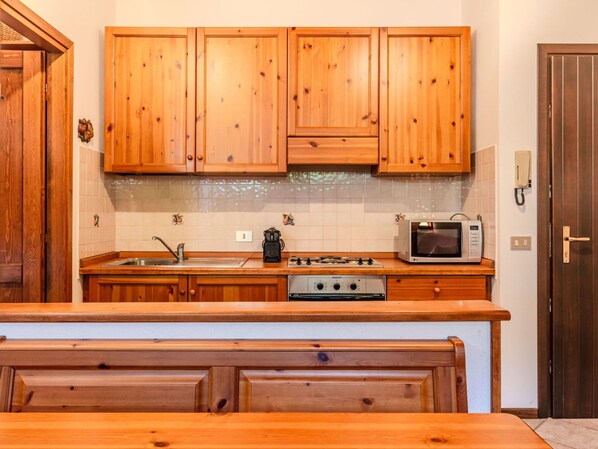 Holz, Interior Design, Cabinetry, Küche, Flooring, Decke, Möbel, Zimmer, Fussboden, Holzbeize