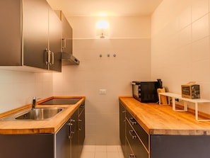 Comptoir, Cuisine, Sol, Cabinetry, Design Intérieur, Sol, Bois, Plafond, Appareil De Cuisine, Principaux Appliance
