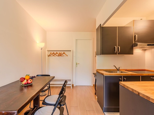 Design Intérieur, Sol, Meubles, Bois, Sol, Plafond, Cuisine, Comptoir, Pièce, Éclairage