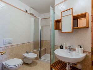 Interior Design, Flooring, Fussboden, Armatur, Sinken, Zimmer, Bad Sink, Decke, Badezimmer, Zapfhahn