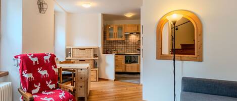 Möbel, Interior Design, Holz, Flooring, Decke, Fussboden, Zimmer, Beleuchtung, Wohnzimmer, Stuhl