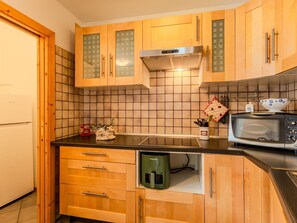 Küche, Countertop, Küchengerät, Möbel, Cabinetry, Holz, Interior Design, Major Appliance, Flooring, Beleuchtung
