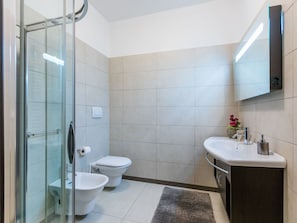 Badezimmer, Interior Design, Flooring, Armatur, Fussboden, Sinken, Zapfhahn, Toilette, Bad Sink, Installation