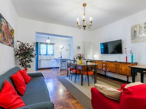 Interior Design, Flooring, Möbel, Couch, Decke, Fussboden, Wohnung, Zimmer, Wohnzimmer, Beleuchtung