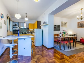 Interior Design, Flooring, Möbel, Fussboden, Decke, Zimmer, Wohnung, Beleuchtung, Küche, Zuhause