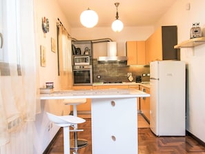 Möbel, Interior Design, Flooring, Küche, Küchengerät, Fussboden, Cabinetry, Countertop, Holz, Major Appliance