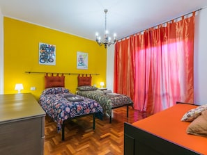 Bett, Interior Design, Schlafzimmer, Möbel, Flooring, Bettdecke, Bedding, Fussboden, Holz, Zimmer