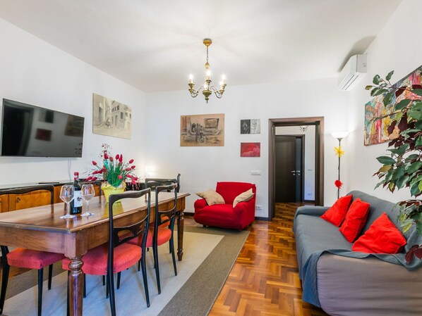 Interior Design, Möbel, Flooring, Decke, Fussboden, Zimmer, Couch, Wohnzimmer, Wohnung, Beleuchtung