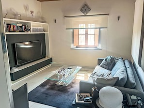 Möbel, Interior Design, Flooring, Couch, Holz, Fussboden, Wohnzimmer, Beleuchtung, Zimmer, Wohnung