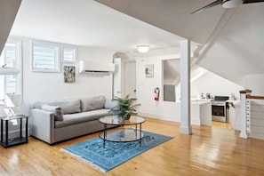 Enjoy the natural light from top floor.