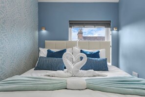 [King-size zip and link bed – can be configured as one king or two singles for flexibility]