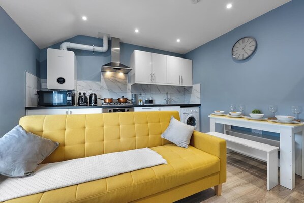 [Seating for 6,  Large TV, Fully Equipped Kitchen]