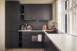 A contemporary kitchen design, perfect for a cozy and efficient cooking space.