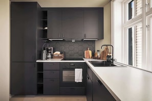 A contemporary kitchen design, perfect for a cozy and efficient cooking space.
