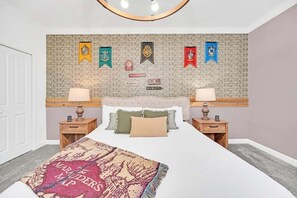  Welcome to Your Hogwarts Haven! This Harry Potter-themed king bedroom features house banners, magical wallpaper, and a Marauder’s Map blanket—which house will you be sorted into? ⚡✨