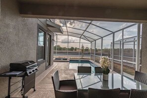 Spacious Luxury Villa near Disney. Enjoy your own private pool, game room and access to two nearby waterparks. Perfect for families and groups. Just minutes from Disney World. Child friendly house. Ideal for babies and toddlers. 